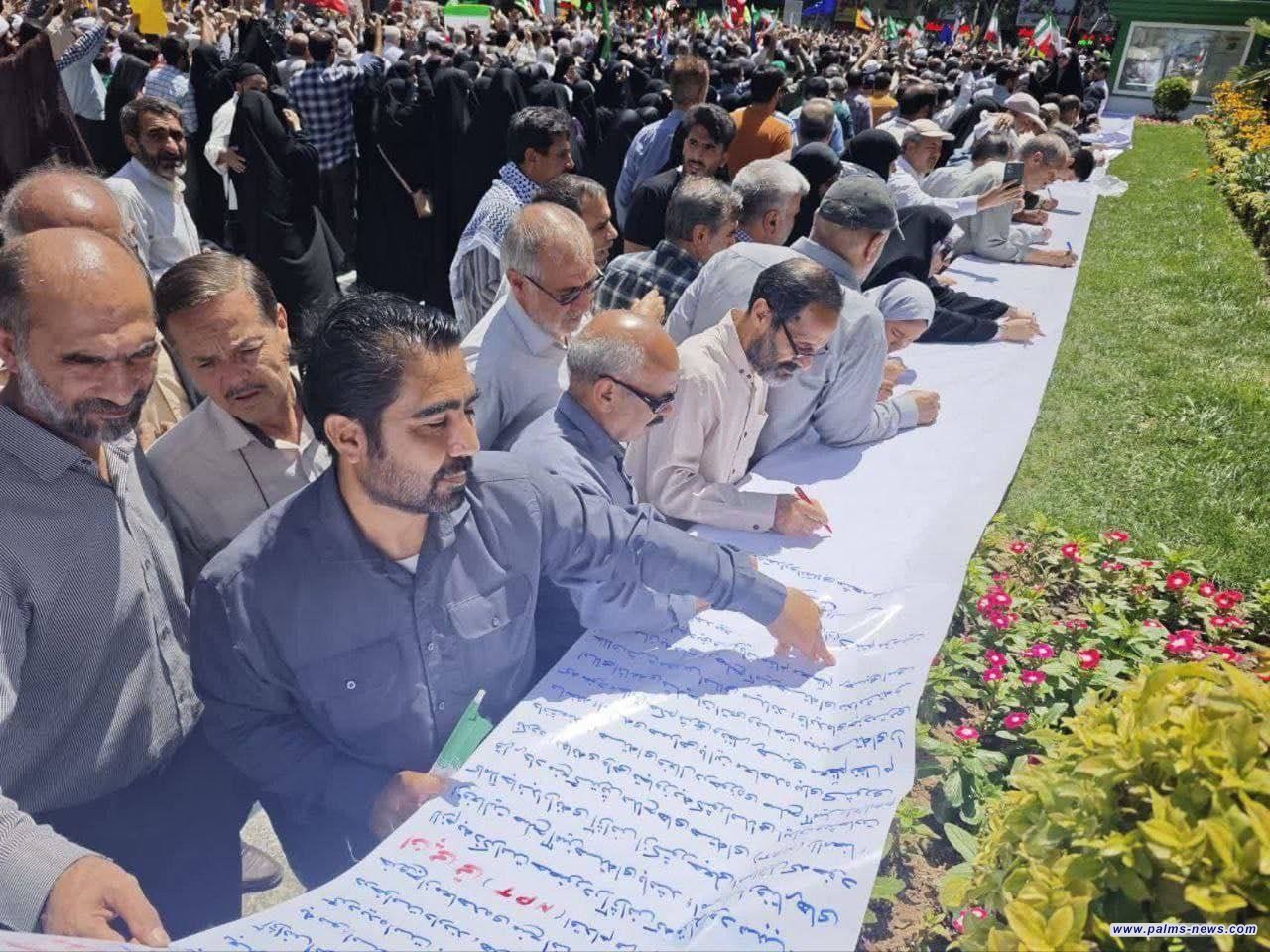 جماهير إيرانية توقع على عريضة لمطالبة الحكومة بالانسحاب من معاهدة حظر انتشار الأسلحة النووية.